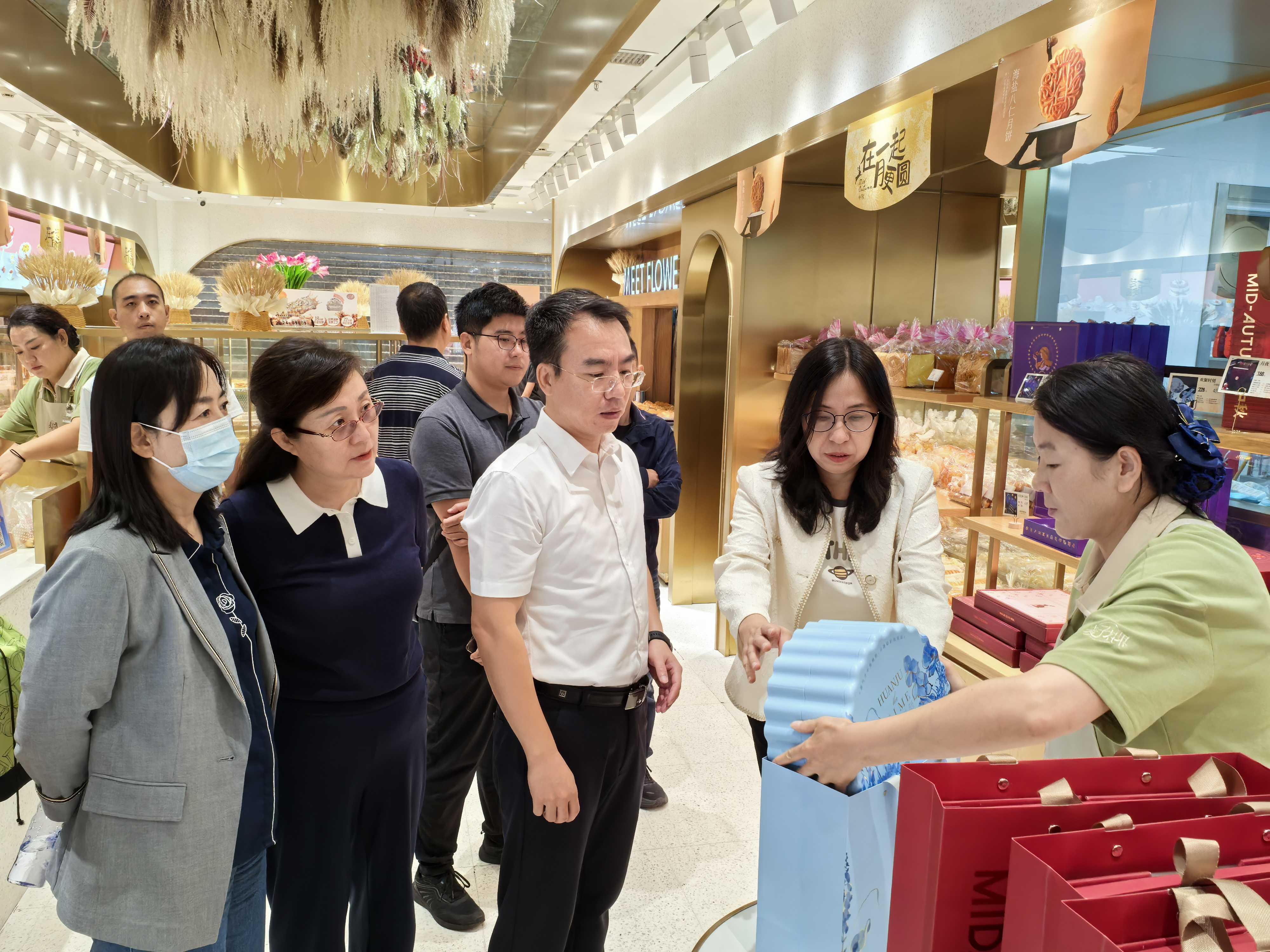 9月9日，自治區發展改革委會同市場監管、商務、工信等部門聯合開展中秋節前月餅及重要民生商品市場巡查